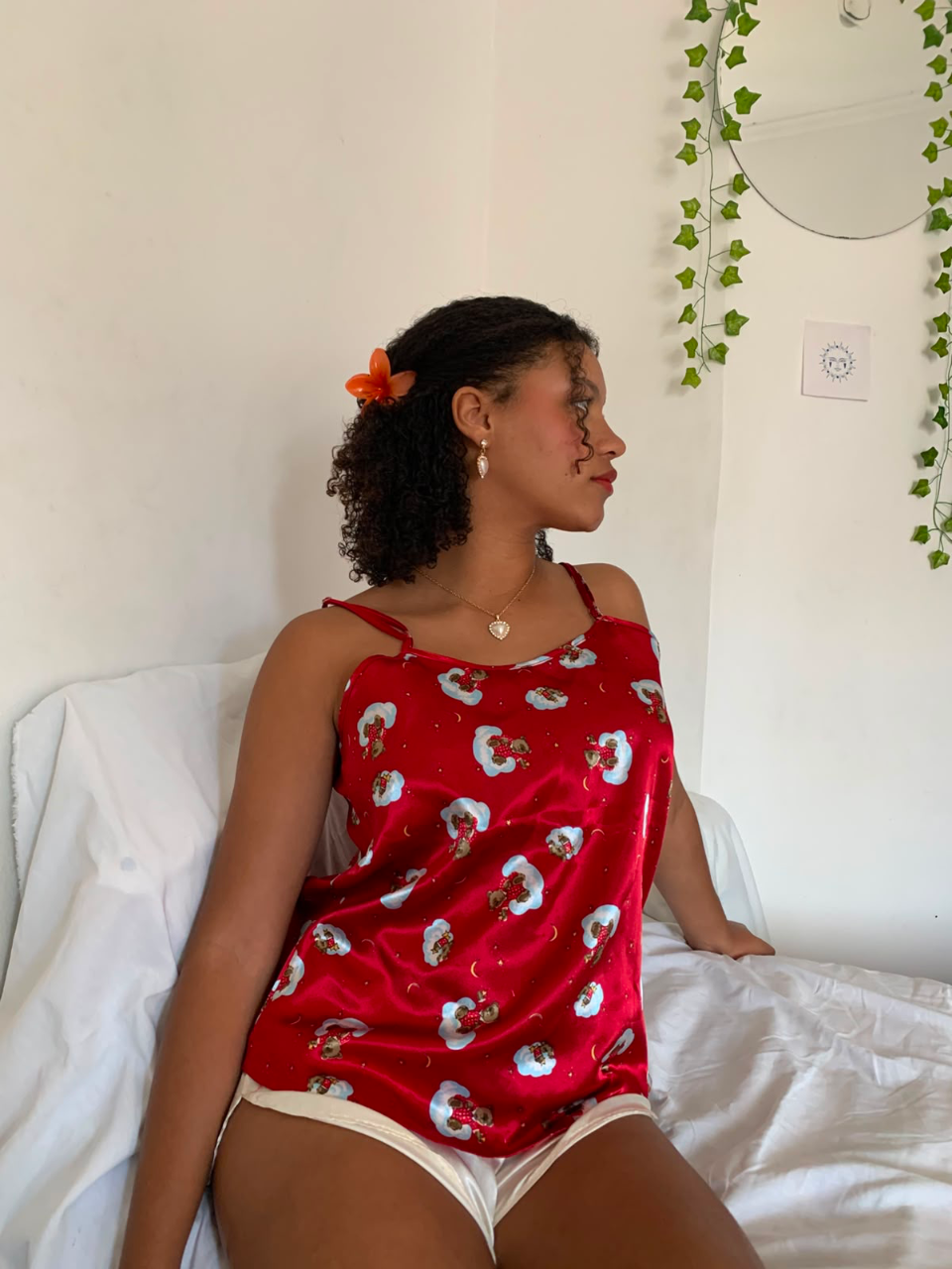 Blusa de cetim vermelha com estampa vintage