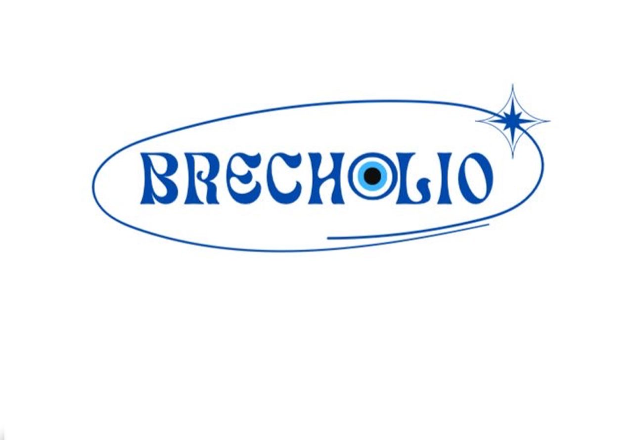 Saia jeans branca com óculos e brincos garimpados no Brechólio