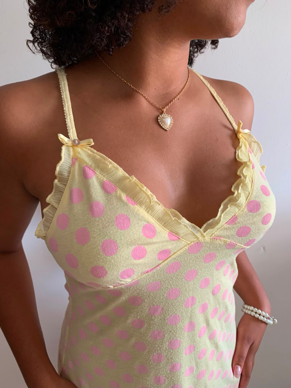 Camisola amarela de poá rosa com babados