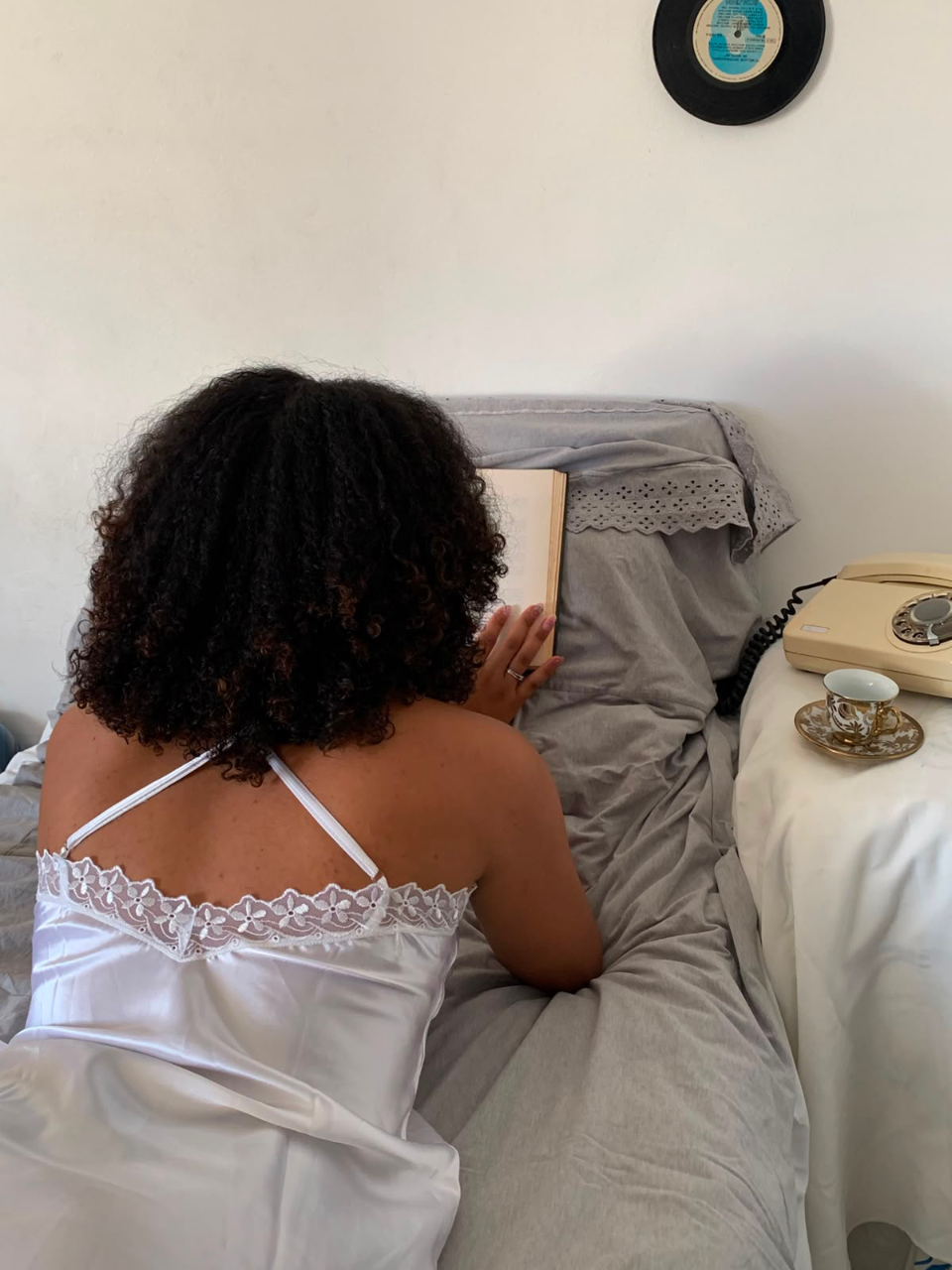 Camisola branca de cetim com renda